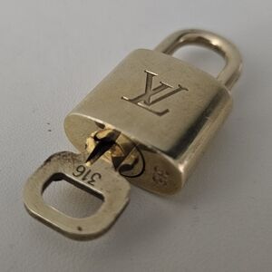 🔐Authentic Louis Vuitton Brass Padlock & Key Set #316✨️